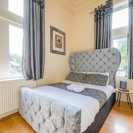 Cozy Luxe Haven: Free Parking & Fast Wifi Apartment *