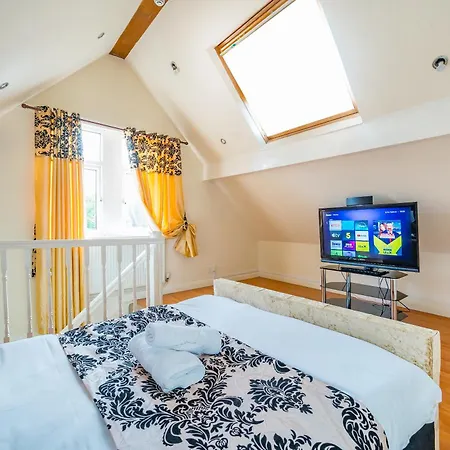 Апартаменти *g11h* For A Cosy Luxurious Lovely + Free Parking + Free Fast Wifi Perfect For Work Or Pleasure* *