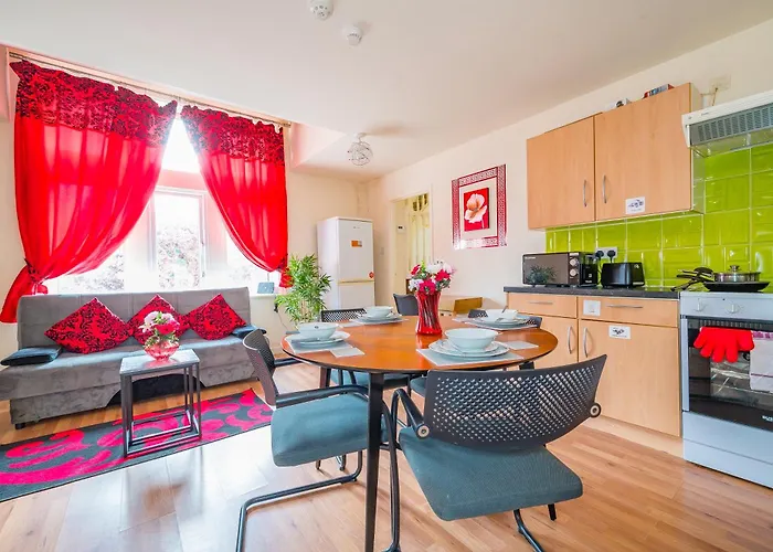 Cozy Luxe Haven: Free Parking & Fast Wifi Apartment