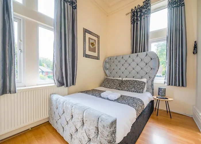 Cozy Luxe Haven: Free Parking & Fast Wifi Apartment *