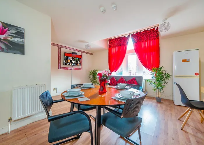 Apartment Cozy Luxe Haven: Free Parking & Fast Wifi *