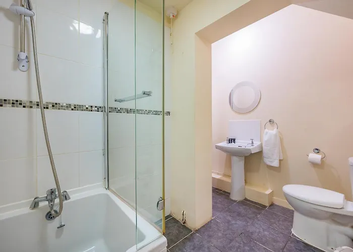 Cozy Luxe Haven: Free Parking & Fast Wifi Apartment