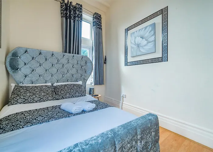 Cozy Luxe Haven: Free Parking & Fast Wifi Apartment *