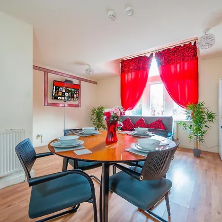 Apartment Cozy Luxe Haven: Free Parking & Fast Wifi *